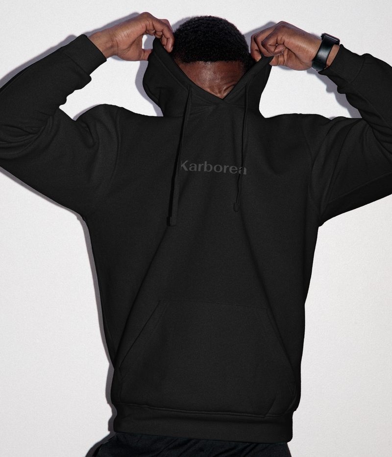 Chandail à capuchon Karborea noir, porté