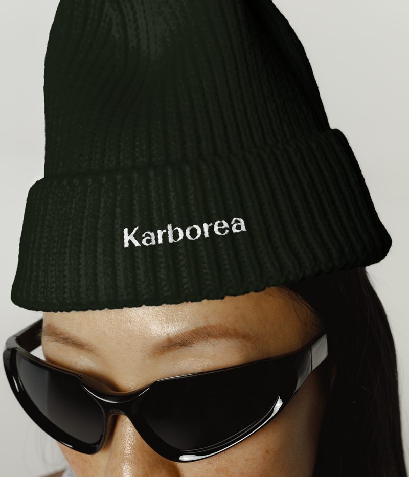 Tuque Karborea noire côtelée, portée